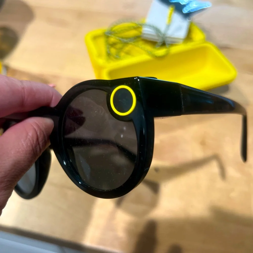 Spectacles Snapchat v1 black camera sunglasses with charging cable, case, wipe